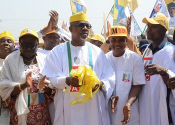 Abiodun Takes Re – election Campaign To Ewekoro LGA, Inaugurates Itori Township Road, Lock Up Shops