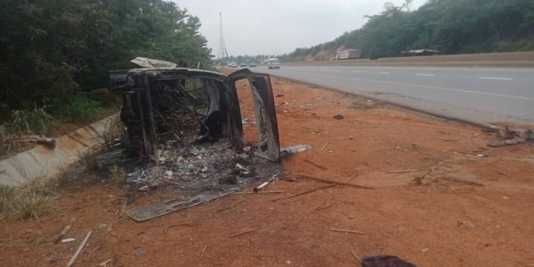 7 Burnt To Death, 18 Injured As Bus Goes Up In Flames On Lagos – Ibadan Expressway 