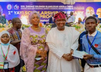 Senator Adeola Doles Out N200Million Scholarships, Bursaries To 1,600 Ogun West Indigenes