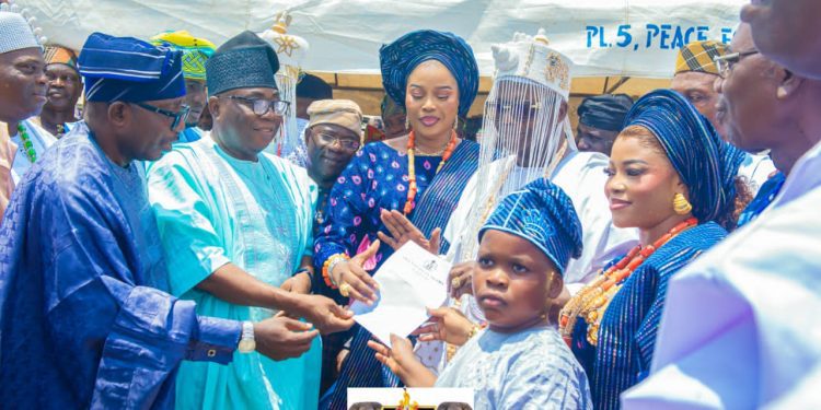 Abiodun Presents Staff of Office As Oladele Odugbemi Becomes Onilisa of Lisa Kingdom 