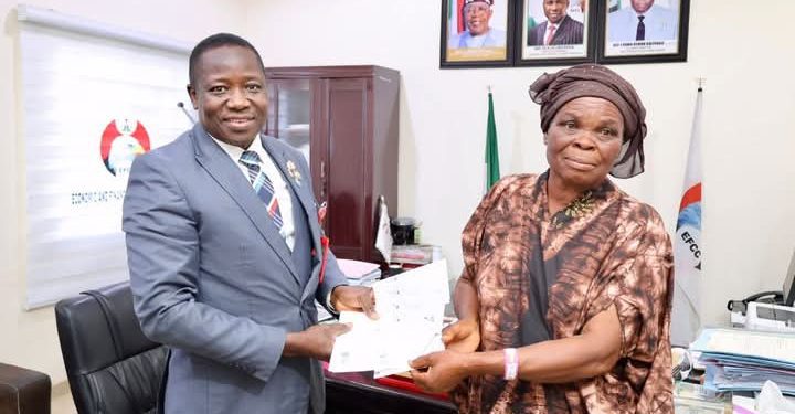 EFCC Hands Over Recovered N42.5m To 70-yr-Old Widow Victim In Kaduna