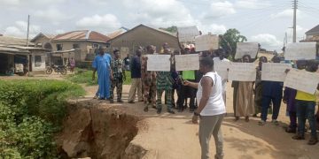 24 Abeokuta Communities Protest, Urge Gov Abiodun To Save Collapsing Bridge 