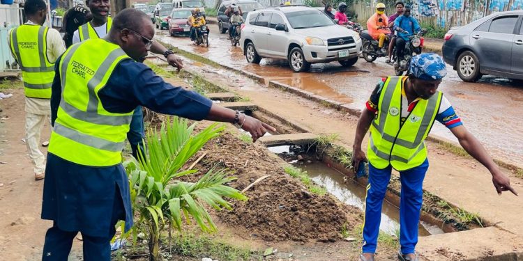Ogun NUJ Cleans Drainage In Abeokuta, Urges Govt to Tackle Flooding, Erosion