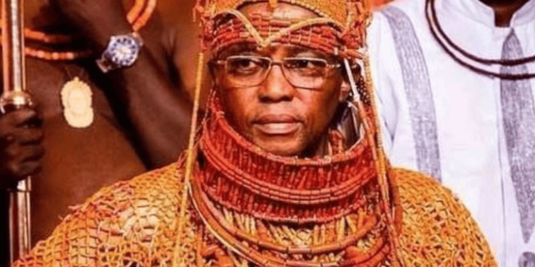 Oba Ewuare II Suspends Isikhuan Praise Singers Over Sacred Rendition at Igbinedion Residence 