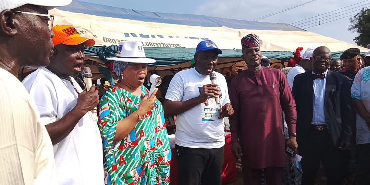 Breaking: Over 300 PDP, Labour Party, ADC Members Defect to APC in Odeda