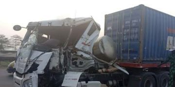  Mother, Child Crushed to Death as Two Container Trucks Overturn in Lagos